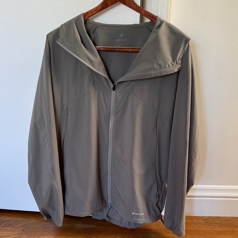 Men's Gray Snowpeak Lightweight Windbreaker Jacket in size M